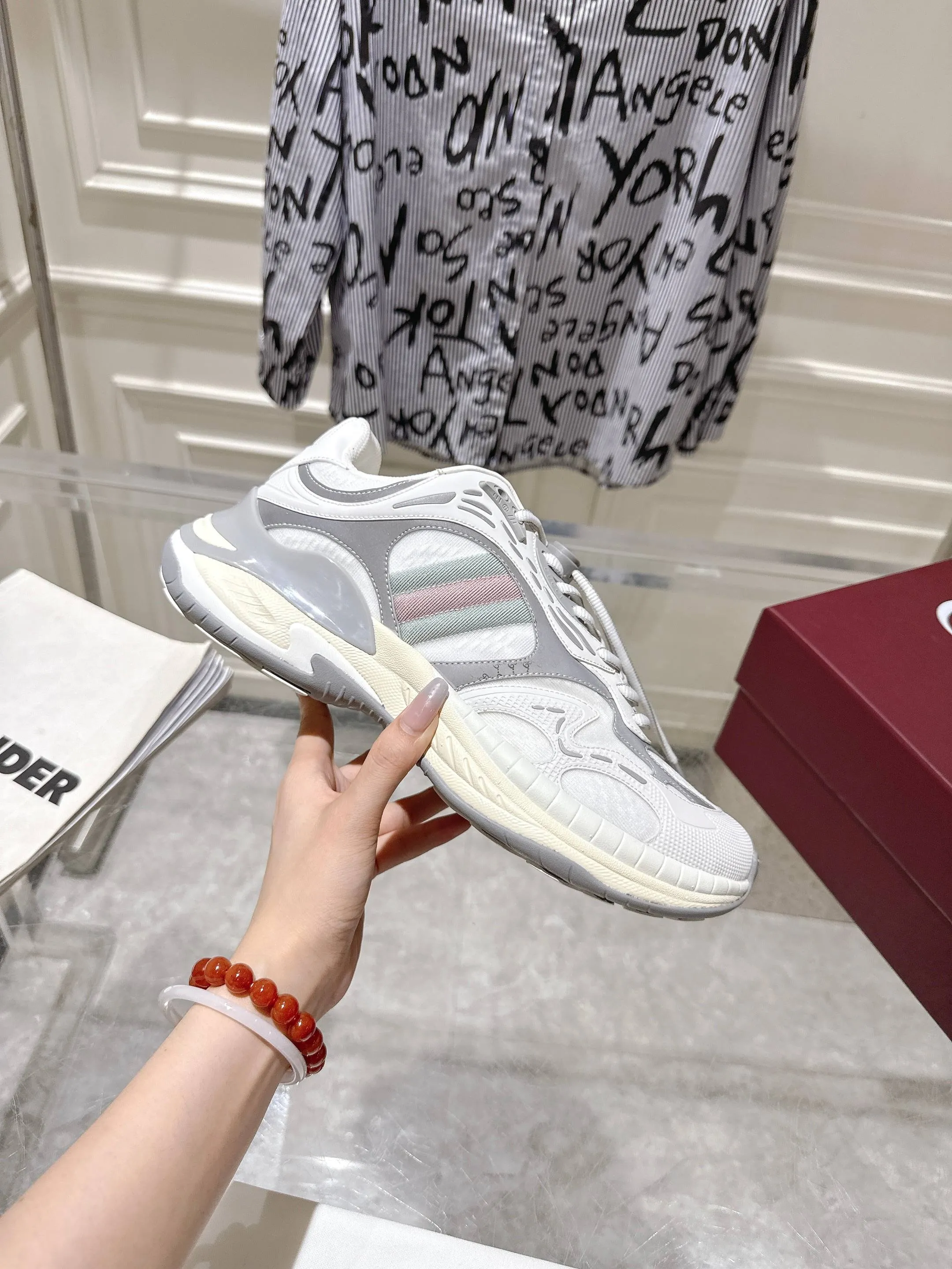 👟👟Ex-factory price 980👟👟Upgraded version with airplane case Gucci Gucci 25ss hot new style couple style retro sports shoes dad shoes This Gucci 2.0 reinterprets the brand's iconic striped webbing elements. This new interpretation of iconic details uses EVA thick soles with a smart silhouette, bringing a stable and comfortable wearing experience. Delivered in exquisite packaging. Fabric: Made of original imported cowhide/technical fabric. Inner foot pad: Breathable mesh. Heel height: 4cm. Sole: Original customized ultra-light foam rubber outsole. Size: 35-45 (women's size 40, men's size 45, custom-made, non-returnable)